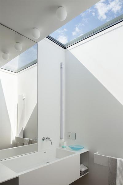 Egyszerű fehér fürdő részlet - fürdő / WC ötlet, modern stílusban