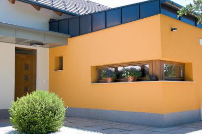 Családi ház bejárata - Bejárati ajtó árnyékolóval - homlokzat ötlet, modern stílusban