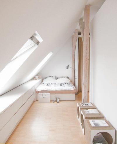 Világos tetőtéri hálószoba - háló ötlet, modern stílusban