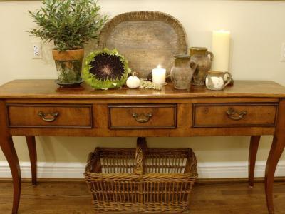 Antik konzolasztal - nappali ötlet, rusztikus stílusban