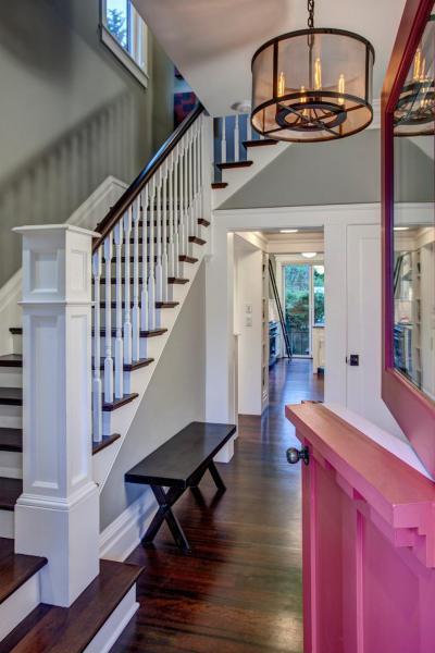 Rózsaszín bejárati ajtó - előszoba ötlet, modern stílusban