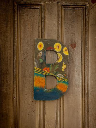 Ajtódekor B betűvel - bejárat ötlet, rusztikus stílusban