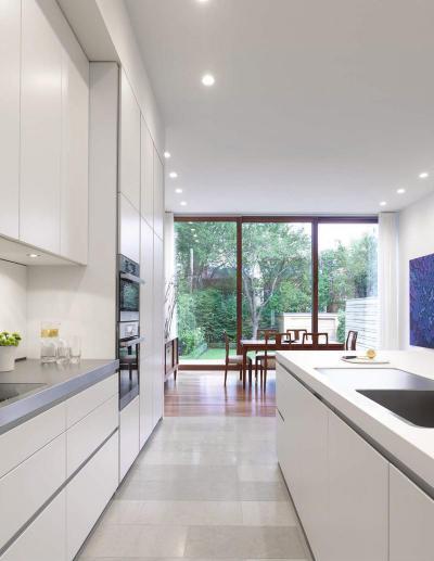 Modern, fehér konyha - konyha / étkező ötlet, modern stílusban