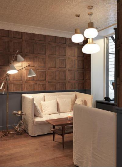 Egyedi fa és mennyezetburkolat - nappali ötlet, modern stílusban