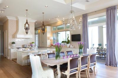 Fehér konyha, lila kiegészítőkkel - konyha / étkező ötlet, klasszikus stílusban