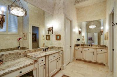 Márványburkolatos fürdő - fürdő / WC ötlet, klasszikus stílusban