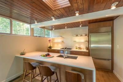 Kisméretű konyha félszigettel - konyha / étkező ötlet, modern stílusban