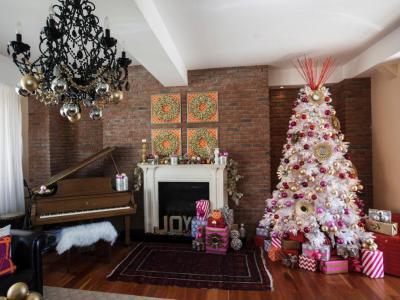 Fehér fa, rózsaszín díszek - nappali ötlet