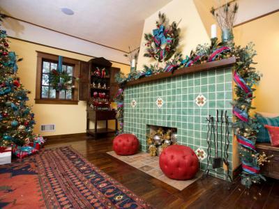 Fenyőág-dekor a kandallónál - nappali ötlet