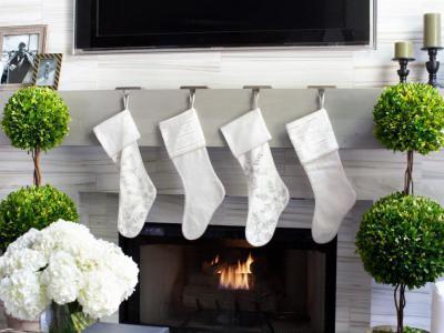 Fehér zoknik a kandallónál - nappali ötlet, modern stílusban