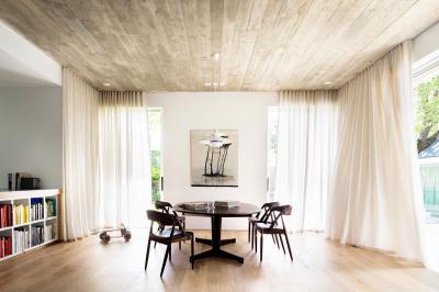 Betonmennyezet - nappali ötlet, modern stílusban