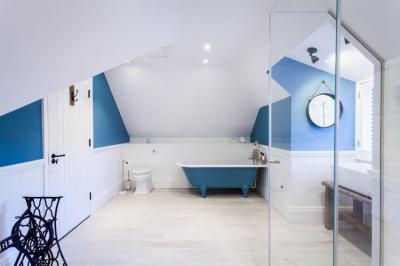 Kék fehér falak - fürdő / WC ötlet, modern stílusban
