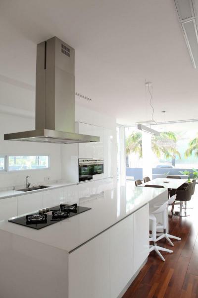 Fehér konyhabútor - konyha / étkező ötlet, modern stílusban