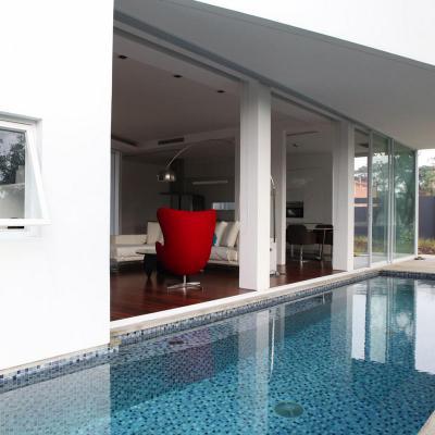 Terasz medencével - medence / jakuzzi ötlet, modern stílusban