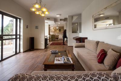 Hosszúkás nappali - nappali ötlet, modern stílusban