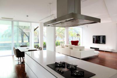 Tágas nappali konyhával - konyha / étkező ötlet, modern stílusban