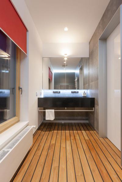 Keskeny fürdőszoba - fürdő / WC ötlet, modern stílusban