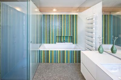 Csíkos fürdőszoba - fürdő / WC ötlet, modern stílusban