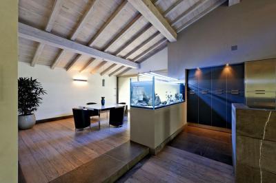 Nappali akváriummal - nappali ötlet, modern stílusban