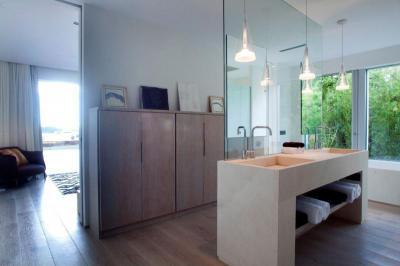 Tágas fürdőszoba - fürdő / WC ötlet, modern stílusban