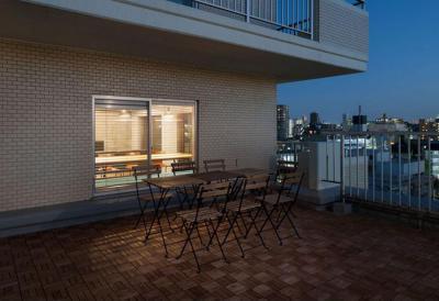 Tágas terasz - erkély / terasz ötlet, modern stílusban