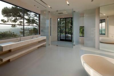 Tágas fürdőszoba - fürdő / WC ötlet, modern stílusban