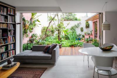 Kijárat a belső kertbe - nappali ötlet, modern stílusban