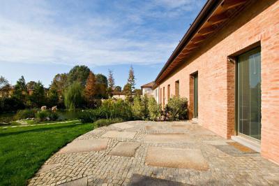 Tégla, kő és üveg - homlokzat ötlet, modern stílusban