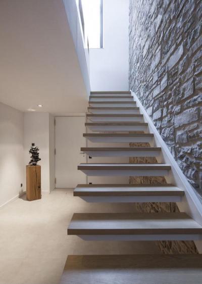 Lépcső kőfallal - belső továbbiak ötlet, modern stílusban