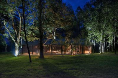 Ház este - homlokzat ötlet, modern stílusban