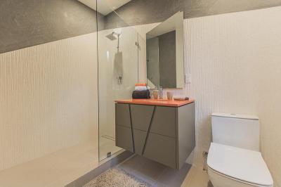 Ferde vonalakkal dekorálva - fürdő / WC ötlet, modern stílusban