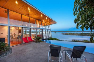 Medence és panoráma - erkély / terasz ötlet, modern stílusban