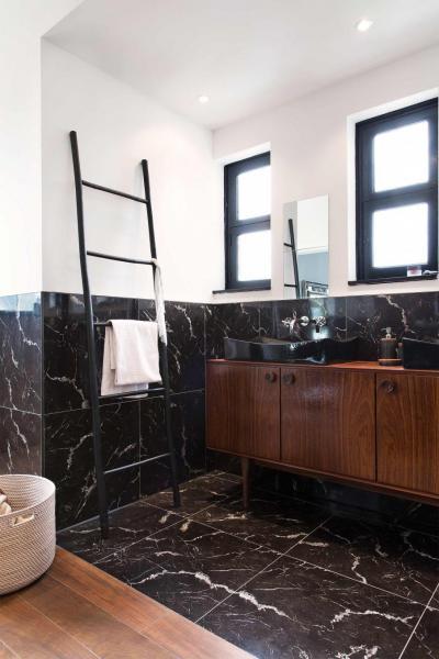 Fekete csempe és fa bútor - fürdő / WC ötlet, modern stílusban