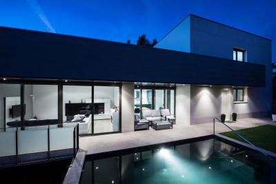 Esti terasz medencével - erkély / terasz ötlet, modern stílusban