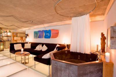 Jakuzzi a nappaliban - nappali ötlet, modern stílusban