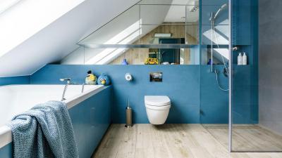 Kék falú fürdőszoba - fürdő / WC ötlet, modern stílusban