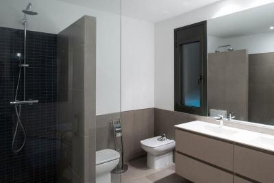 Kevés szürke - fürdő / WC ötlet, modern stílusban