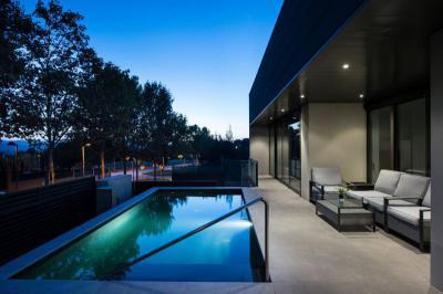 Medence a teraszon - erkély / terasz ötlet, modern stílusban