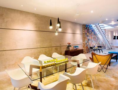 Színes lakás étkezője - nappali ötlet, modern stílusban