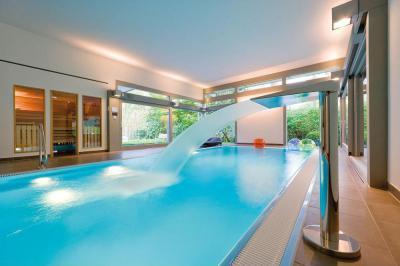 Medence a házban - belső továbbiak ötlet, modern stílusban