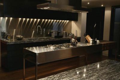 Fekete konyhabútor - konyha / étkező ötlet, modern stílusban