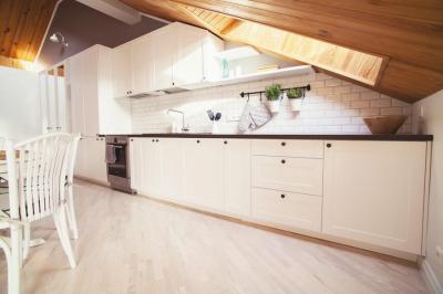 Konyha a tetőtérben - konyha / étkező ötlet, modern stílusban