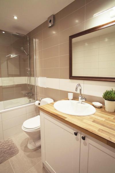 Egyszerű fürdőszoba - fürdő / WC ötlet, modern stílusban