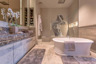 Fürdőszoba a penthouse-ban - fürdő / WC ötlet, modern stílusban