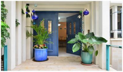 Kék ajtó - bejárat ötlet, modern stílusban