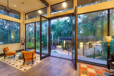 Kijárat a kertbe - nappali ötlet, modern stílusban