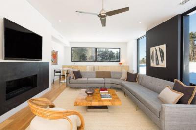 Tágas kanapé - nappali ötlet, modern stílusban