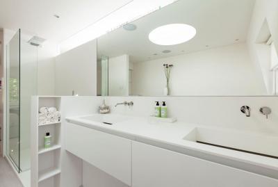 Fehér fürdőszoba - fürdő / WC ötlet, modern stílusban