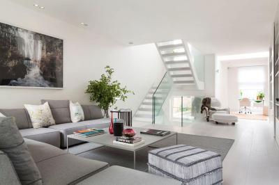 Szürke kanapé - nappali ötlet, modern stílusban