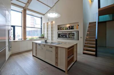 Konyha lépcsővel - konyha / étkező ötlet, modern stílusban